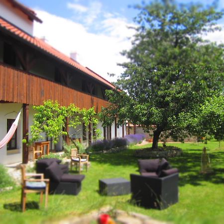 Holubník statečných žen králových Hotel Luže Exterior foto