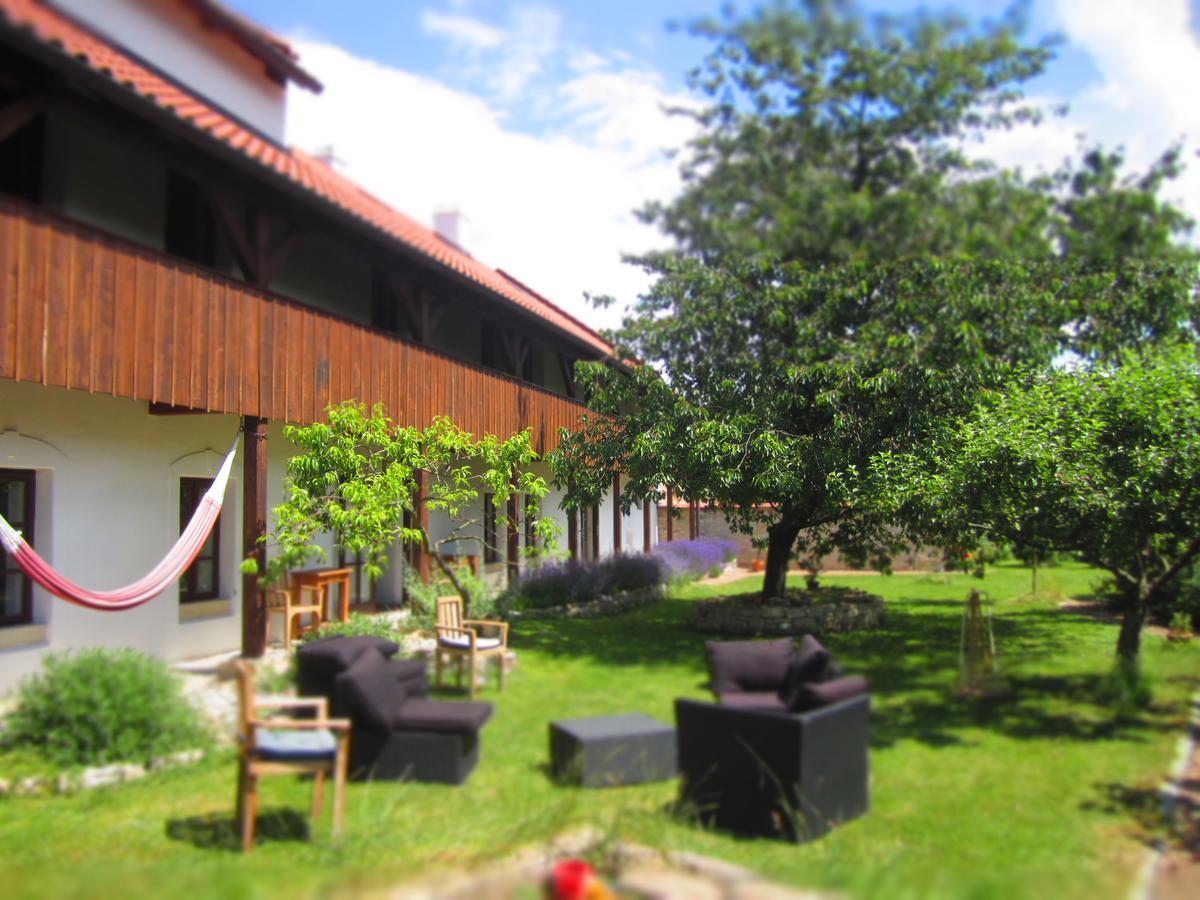 Holubník statečných žen králových Hotel Luže Exterior foto
