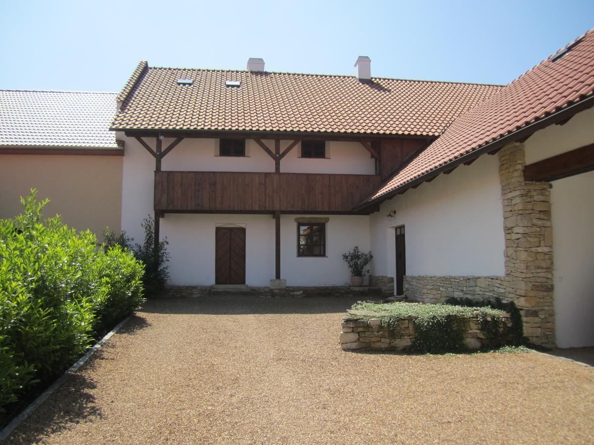 Holubník statečných žen králových Hotel Luže Exterior foto