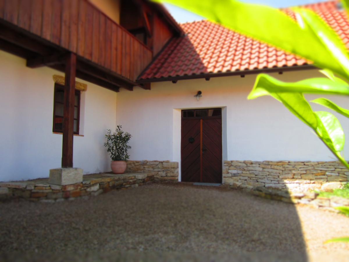 Holubník statečných žen králových Hotel Luže Exterior foto